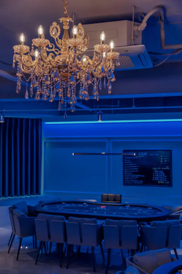 골드 샹들리에가 빛나는 프리미엄 홀덤펍 인테리어